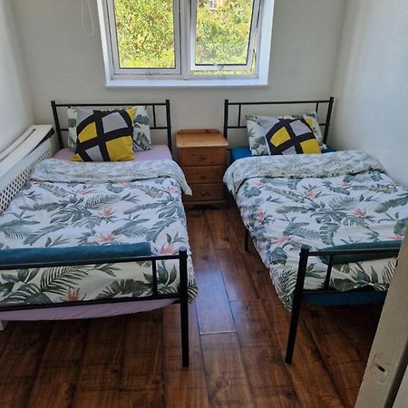 Twin Bed For Guests Apartment London Exterior photo