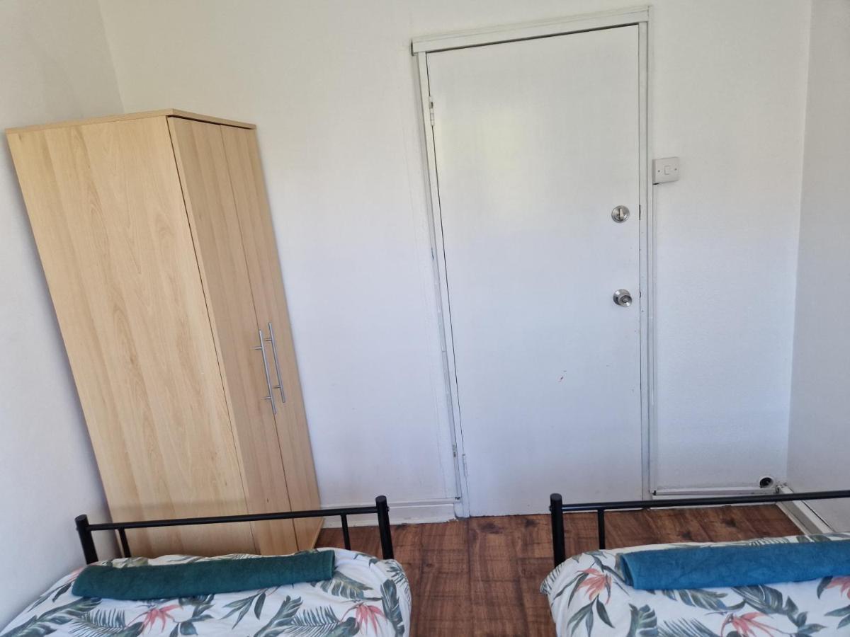 Twin Bed For Guests Apartment London Exterior photo