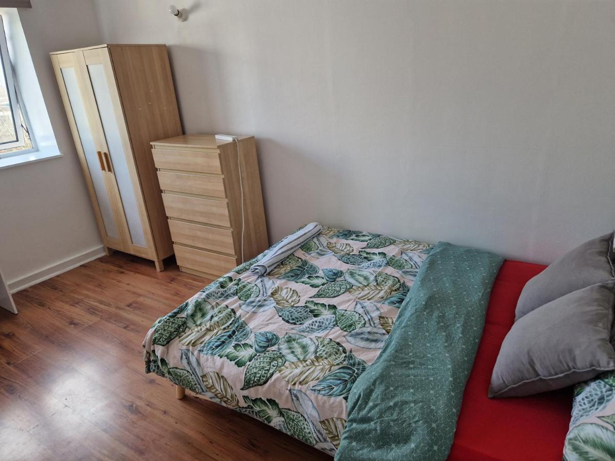 Twin Bed For Guests Apartment London Exterior photo
