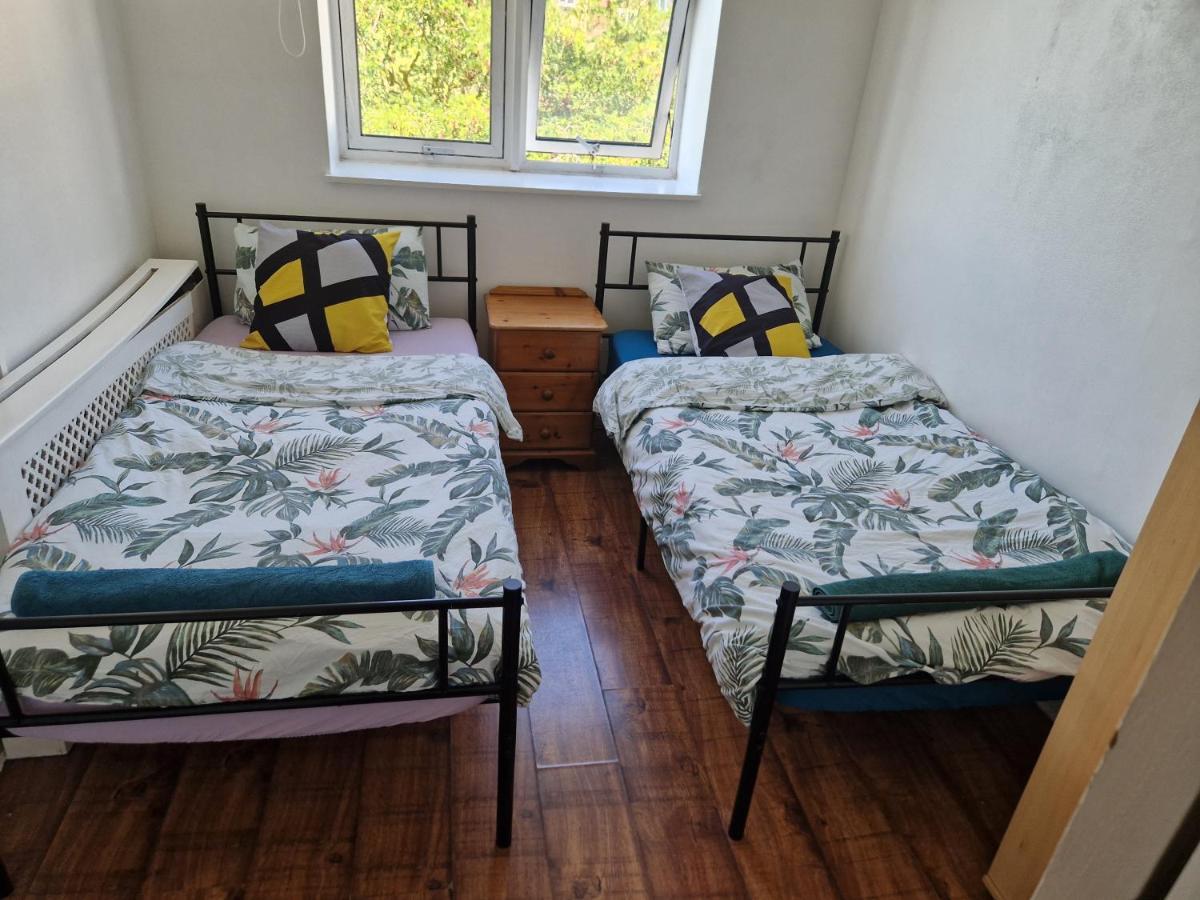 Twin Bed For Guests Apartment London Exterior photo