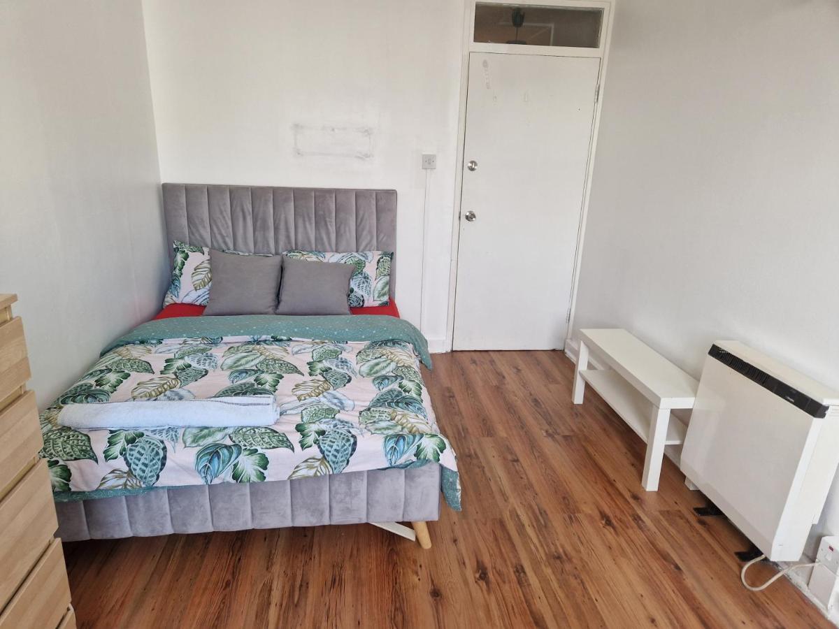 Twin Bed For Guests Apartment London Exterior photo
