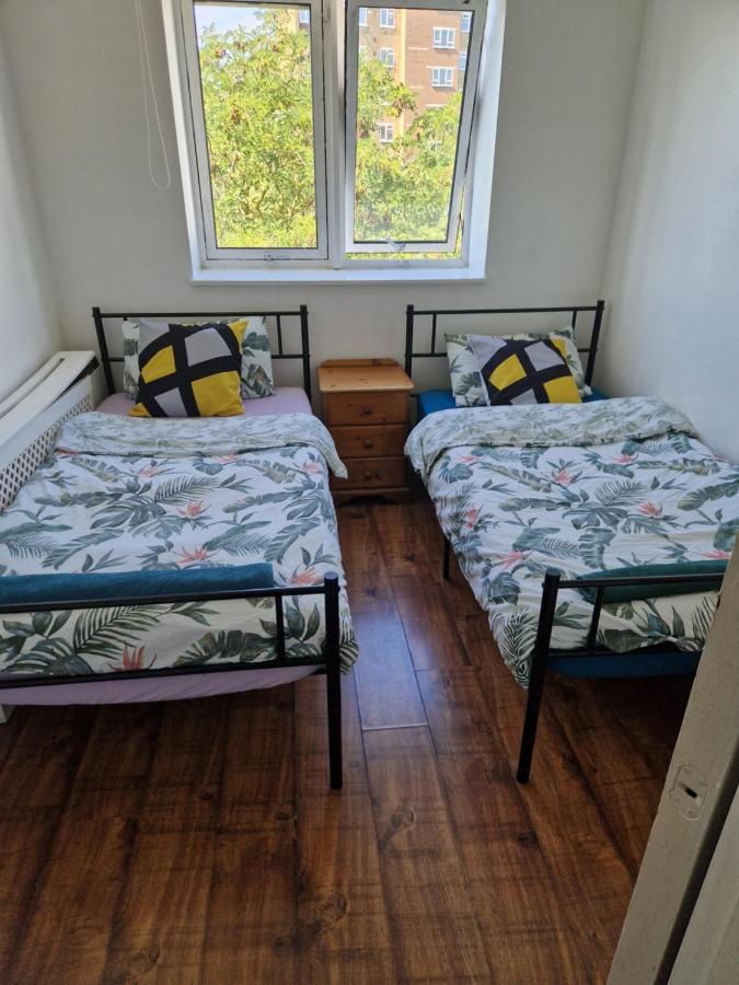 Twin Bed For Guests Apartment London Exterior photo
